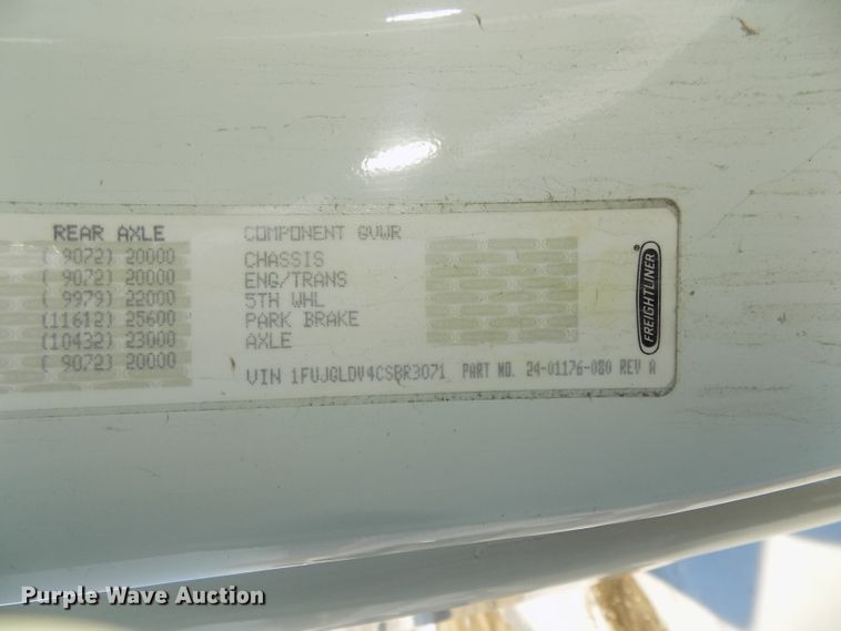 image for item DG2498 2012 Freightliner Cascadia semi truck