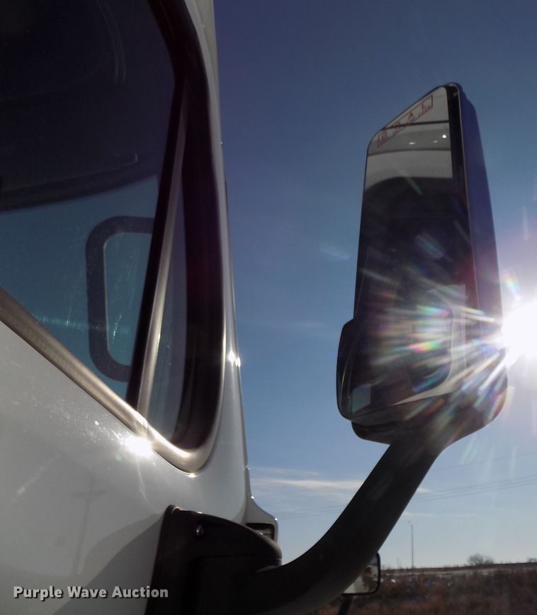 image for item DG2498 2012 Freightliner Cascadia semi truck