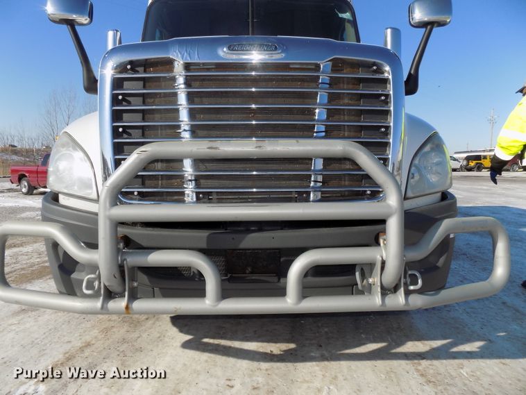 image for item DG2498 2012 Freightliner Cascadia semi truck
