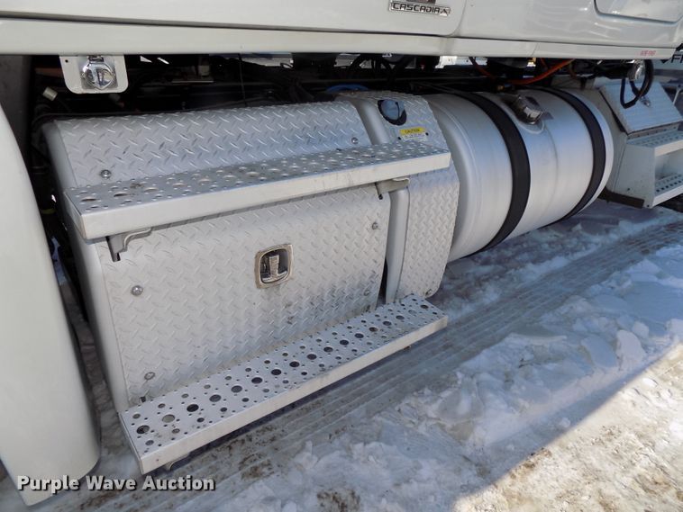 image for item DG2498 2012 Freightliner Cascadia semi truck