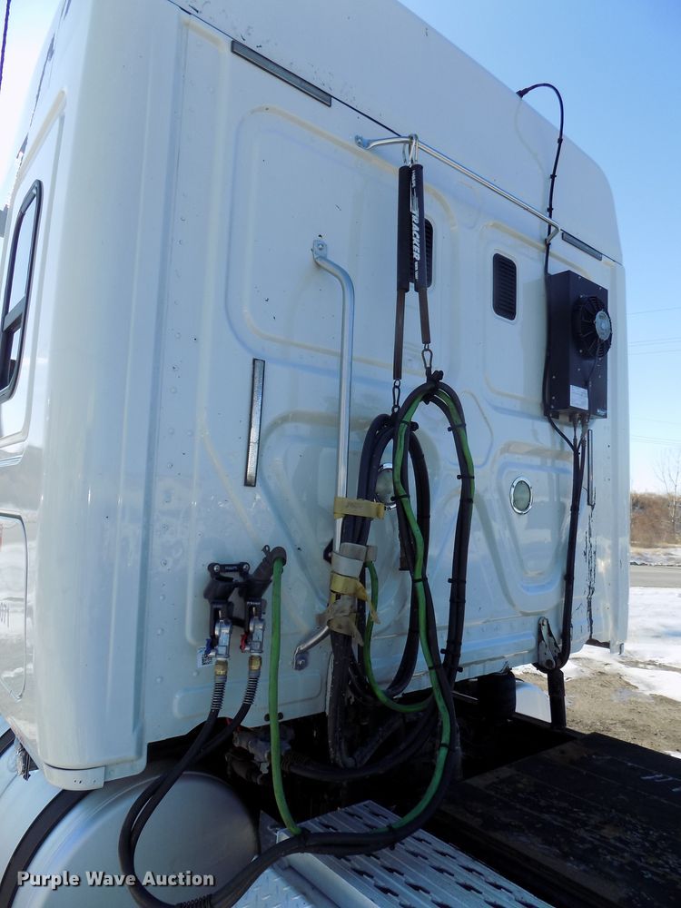 image for item DG2498 2012 Freightliner Cascadia semi truck