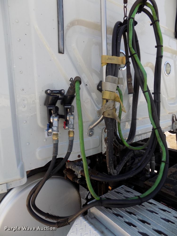 image for item DG2498 2012 Freightliner Cascadia semi truck