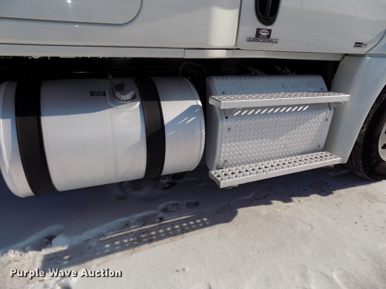 image for item DG2498 2012 Freightliner Cascadia semi truck