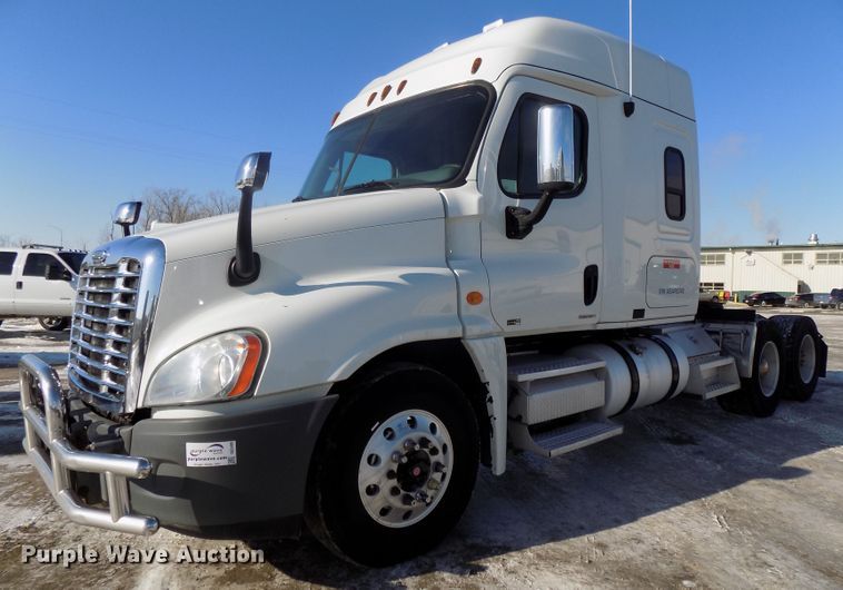 image for item DG2499 2010 Freightliner Cascadia semi truck