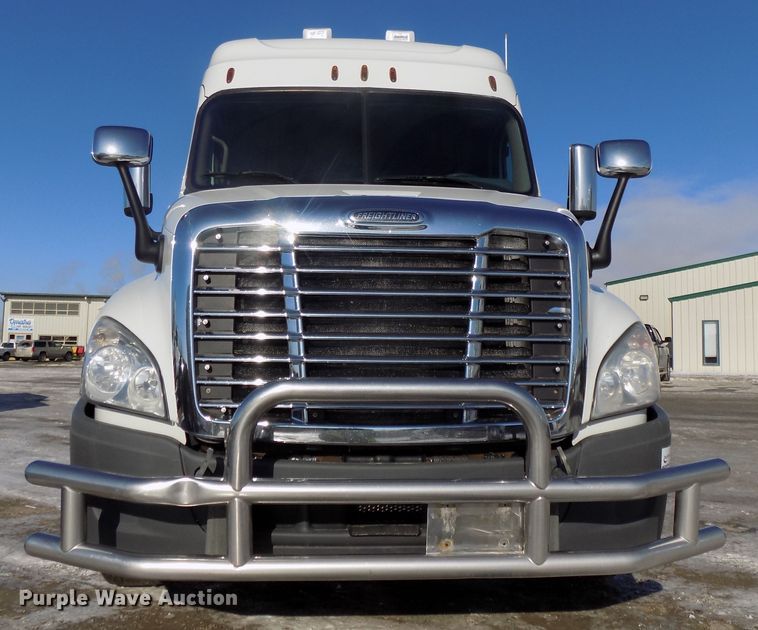 image for item DG2499 2010 Freightliner Cascadia semi truck