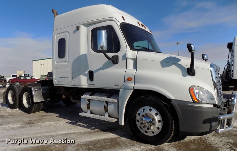 image for item DG2499 2010 Freightliner Cascadia semi truck