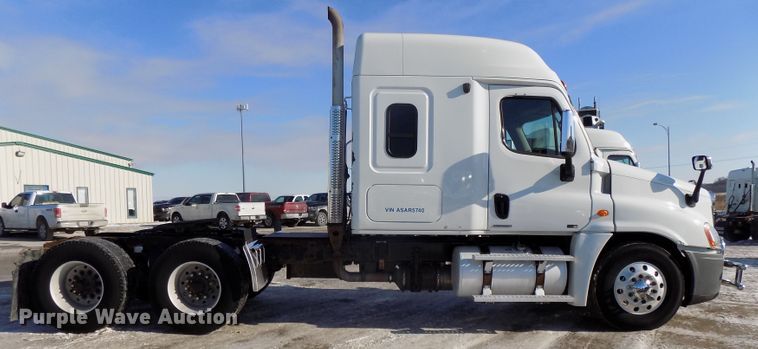 image for item DG2499 2010 Freightliner Cascadia semi truck