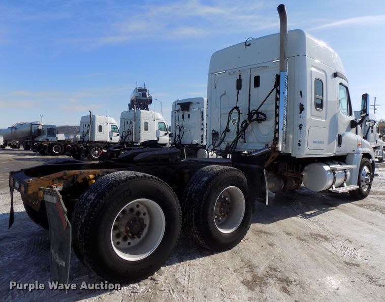 image for item DG2499 2010 Freightliner Cascadia semi truck