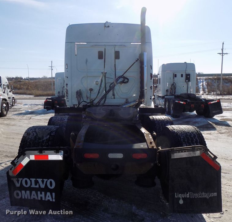 image for item DG2499 2010 Freightliner Cascadia semi truck