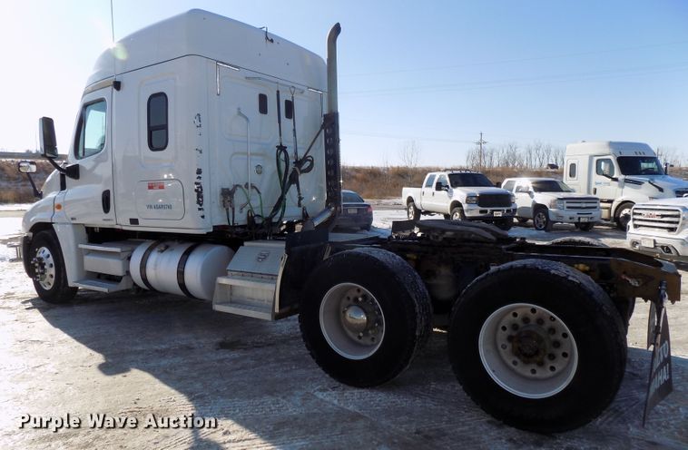 image for item DG2499 2010 Freightliner Cascadia semi truck