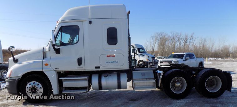 image for item DG2499 2010 Freightliner Cascadia semi truck