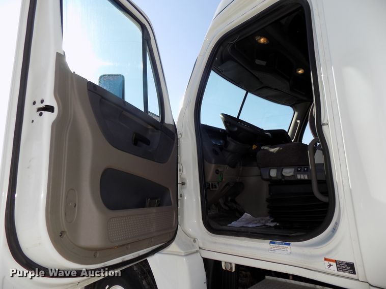 image for item DG2499 2010 Freightliner Cascadia semi truck