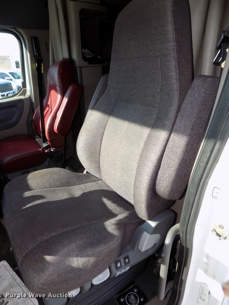 image for item DG2499 2010 Freightliner Cascadia semi truck