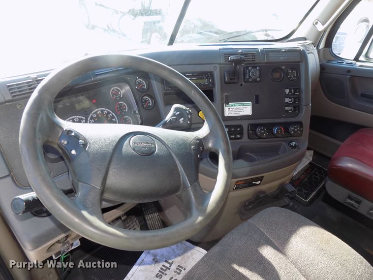 image for item DG2499 2010 Freightliner Cascadia semi truck