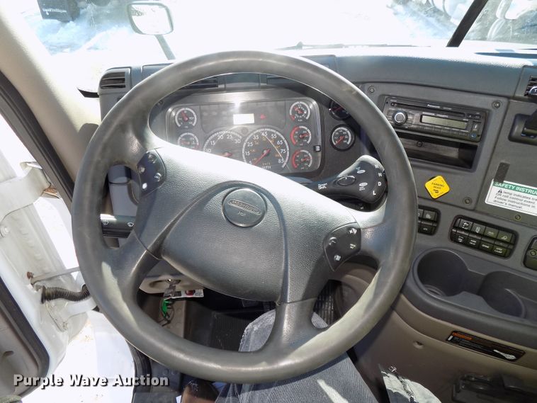 image for item DG2499 2010 Freightliner Cascadia semi truck