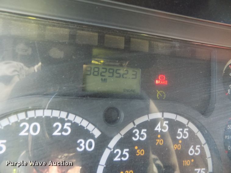 image for item DG2499 2010 Freightliner Cascadia semi truck