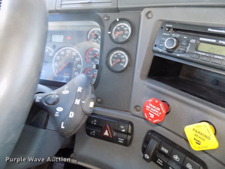 image for item DG2499 2010 Freightliner Cascadia semi truck