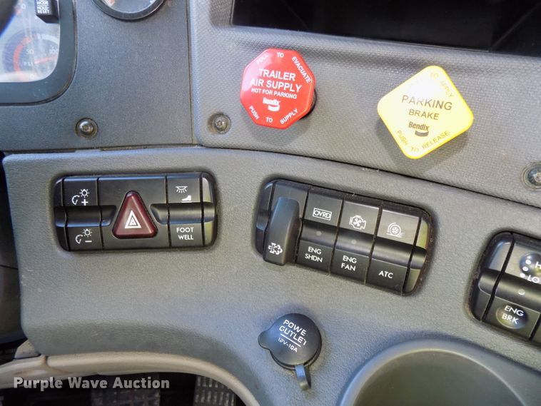 image for item DG2499 2010 Freightliner Cascadia semi truck