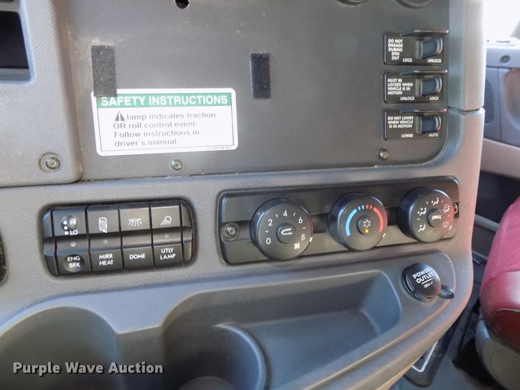 image for item DG2499 2010 Freightliner Cascadia semi truck