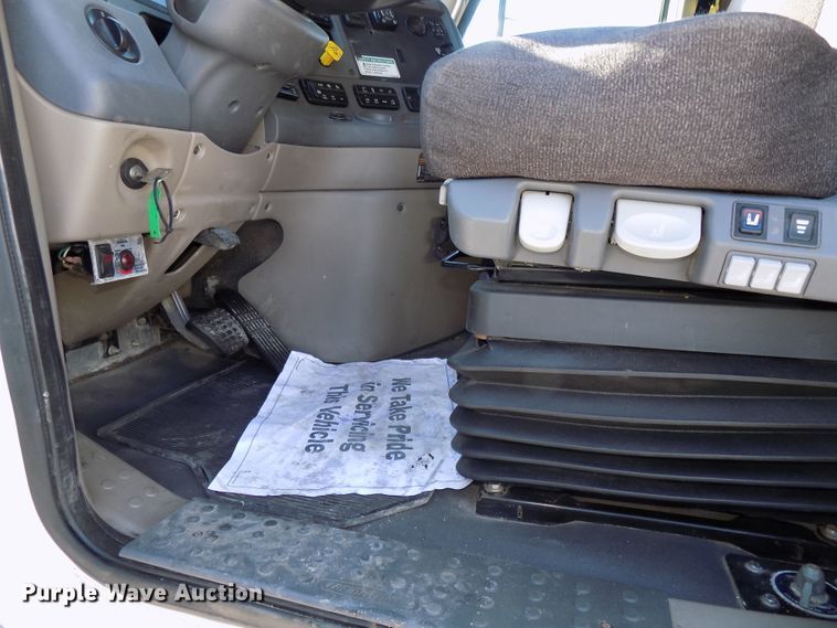 image for item DG2499 2010 Freightliner Cascadia semi truck