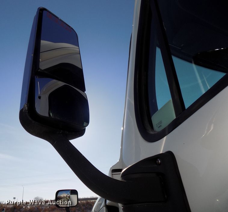 image for item DG2499 2010 Freightliner Cascadia semi truck