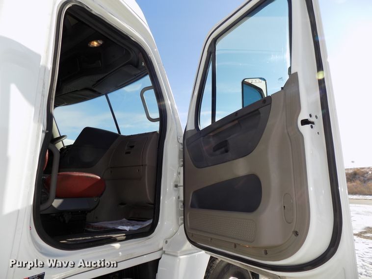 image for item DG2499 2010 Freightliner Cascadia semi truck