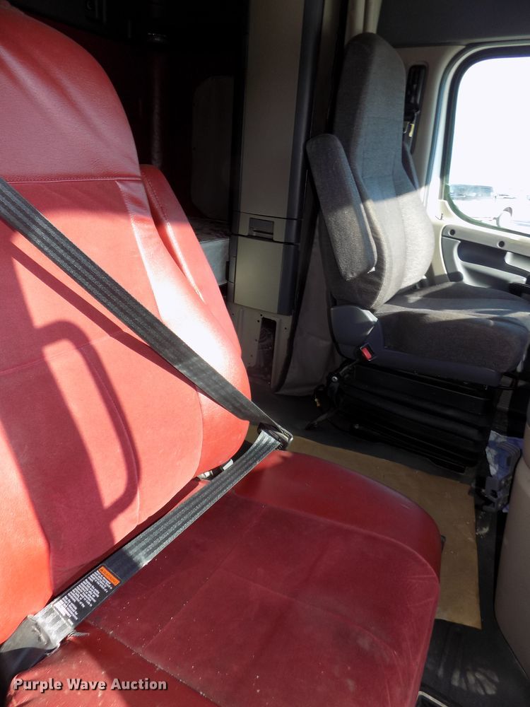 image for item DG2499 2010 Freightliner Cascadia semi truck