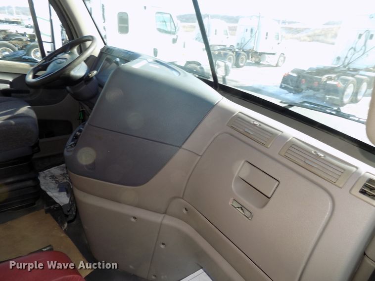 image for item DG2499 2010 Freightliner Cascadia semi truck