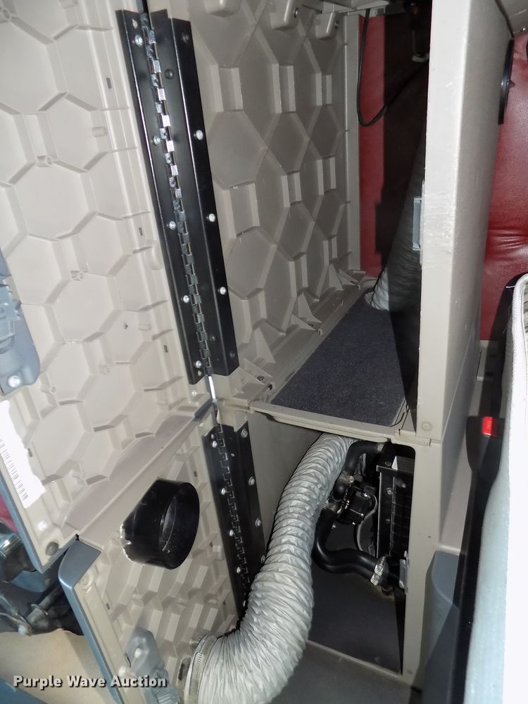 image for item DG2499 2010 Freightliner Cascadia semi truck