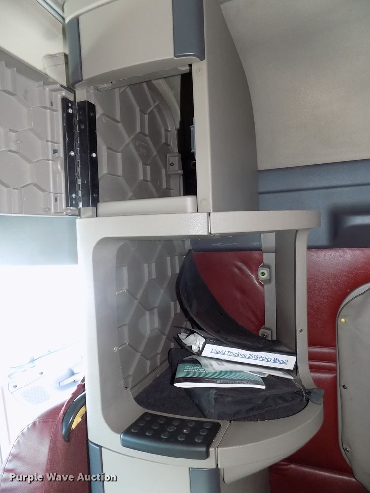 image for item DG2499 2010 Freightliner Cascadia semi truck