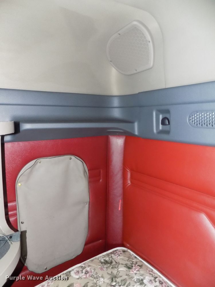 image for item DG2499 2010 Freightliner Cascadia semi truck