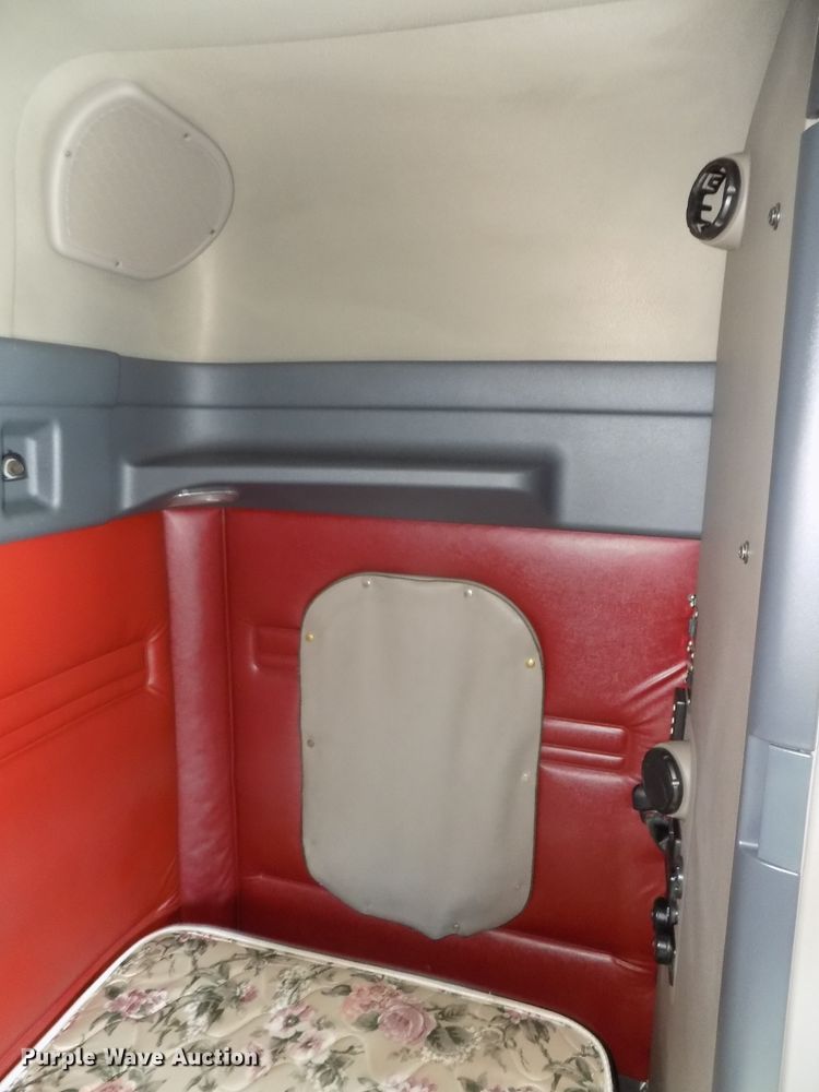 image for item DG2499 2010 Freightliner Cascadia semi truck