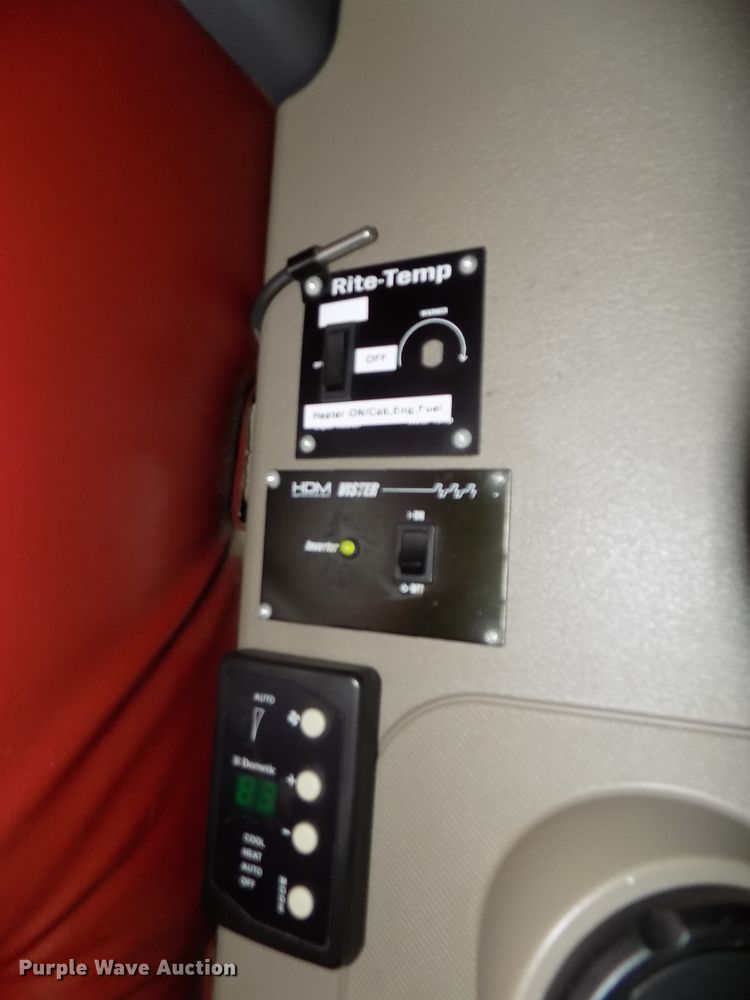 image for item DG2499 2010 Freightliner Cascadia semi truck