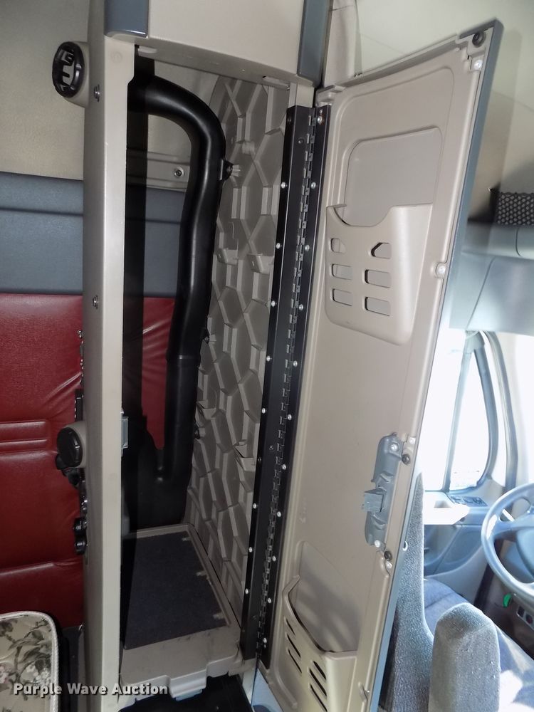 image for item DG2499 2010 Freightliner Cascadia semi truck