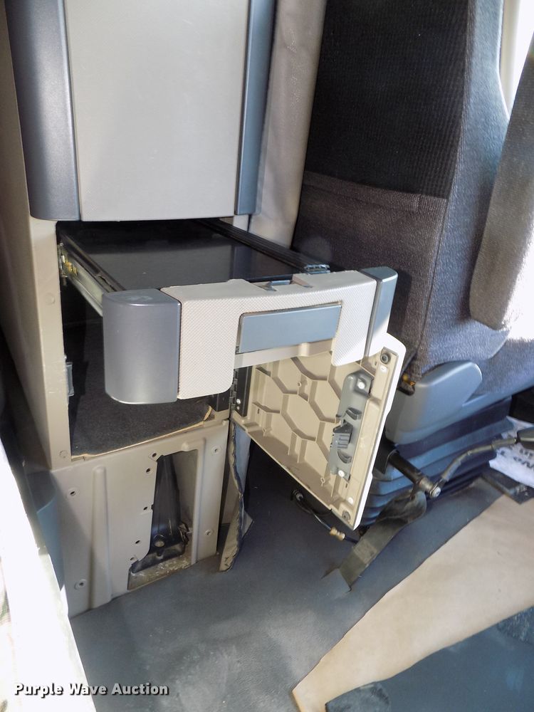 image for item DG2499 2010 Freightliner Cascadia semi truck