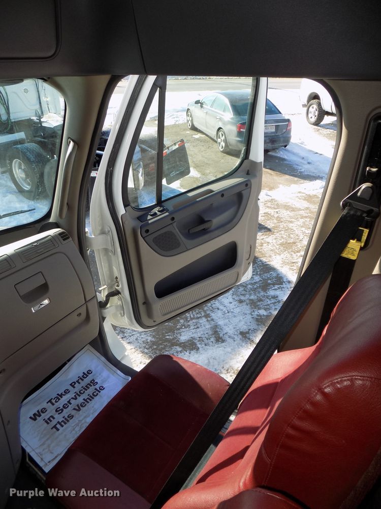 image for item DG2499 2010 Freightliner Cascadia semi truck