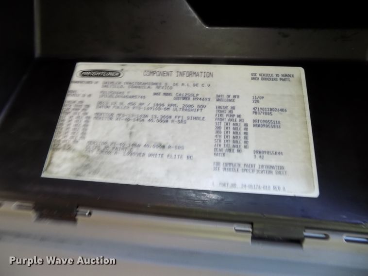 image for item DG2499 2010 Freightliner Cascadia semi truck