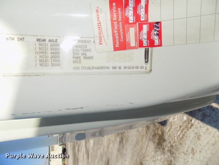 image for item DG2499 2010 Freightliner Cascadia semi truck