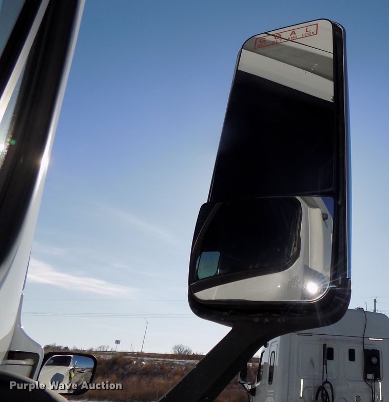 image for item DG2499 2010 Freightliner Cascadia semi truck