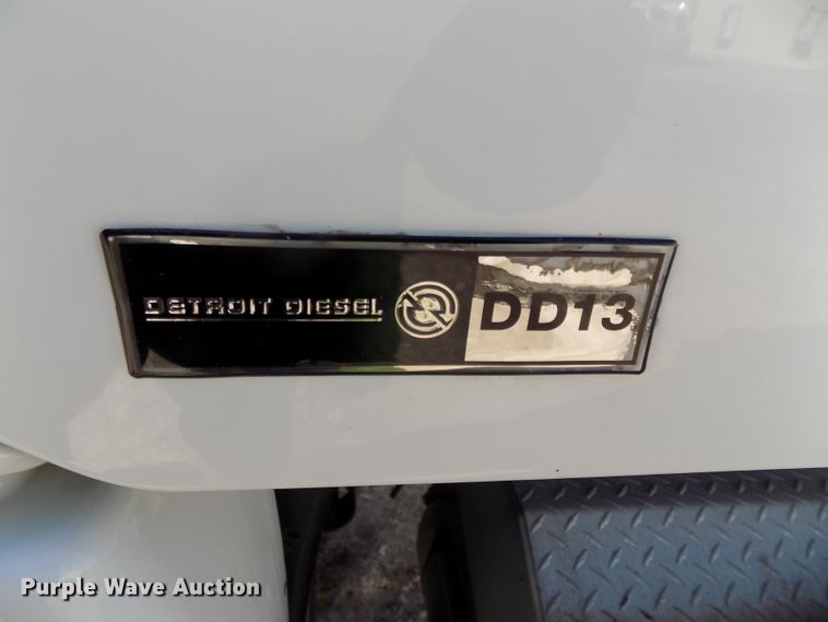 image for item DG2499 2010 Freightliner Cascadia semi truck