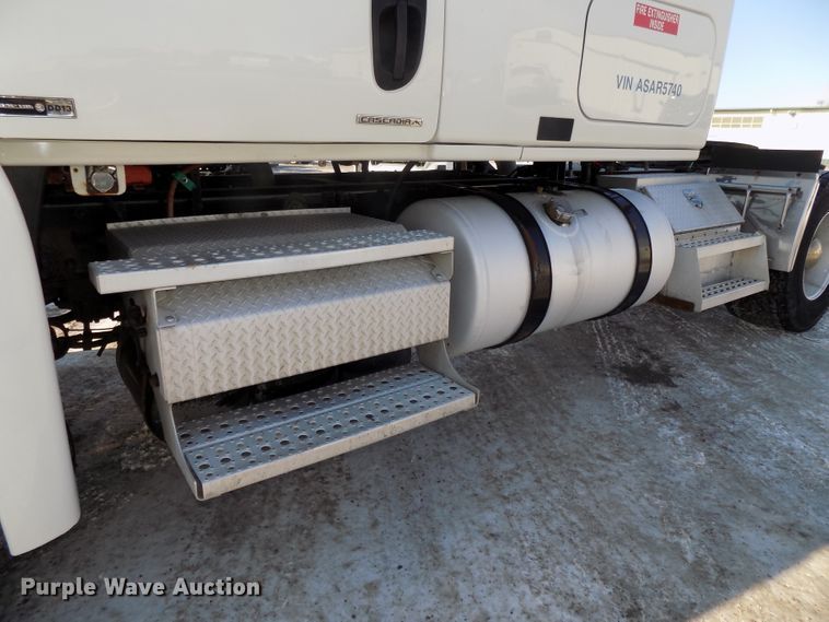 image for item DG2499 2010 Freightliner Cascadia semi truck