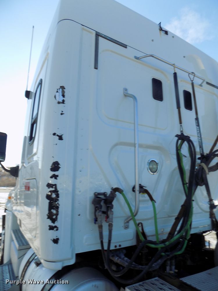 image for item DG2499 2010 Freightliner Cascadia semi truck