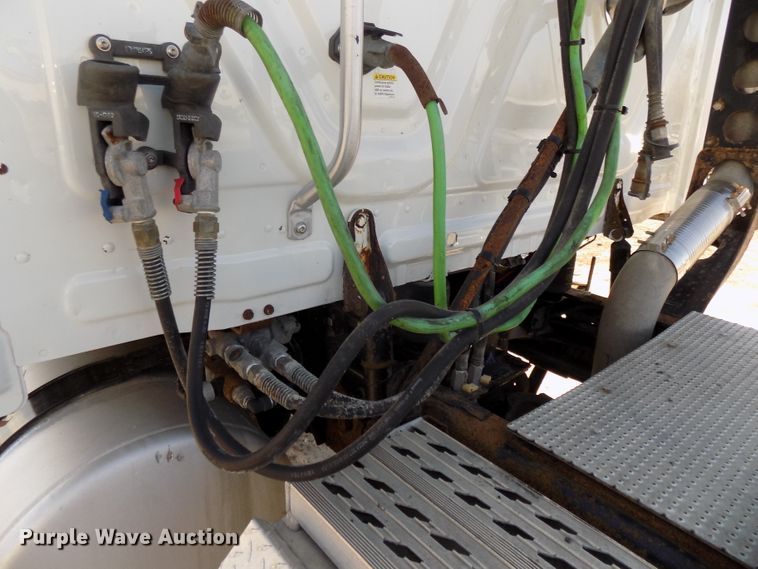 image for item DG2499 2010 Freightliner Cascadia semi truck