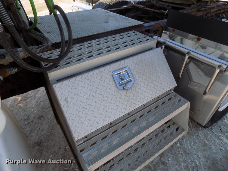 image for item DG2499 2010 Freightliner Cascadia semi truck