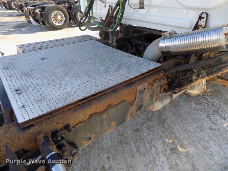 image for item DG2499 2010 Freightliner Cascadia semi truck