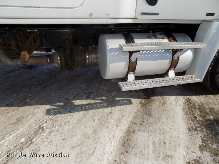 image for item DG2499 2010 Freightliner Cascadia semi truck