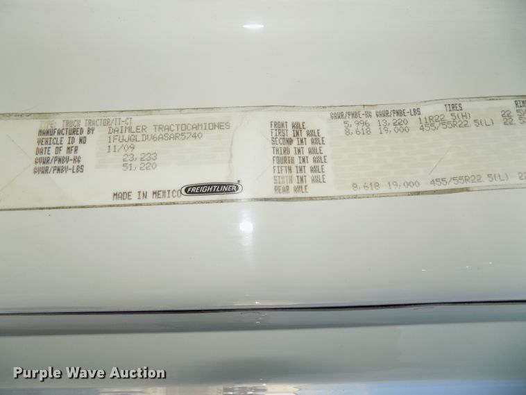 image for item DG2499 2010 Freightliner Cascadia semi truck