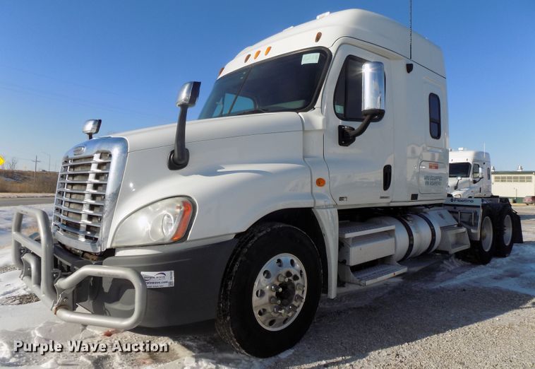 image for item DG2500 2010 Freightliner Cascadia semi truck