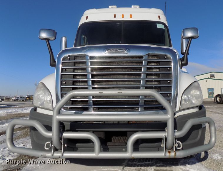 image for item DG2500 2010 Freightliner Cascadia semi truck