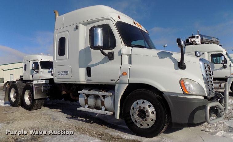 image for item DG2500 2010 Freightliner Cascadia semi truck